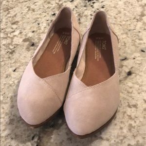 Tom’s light pink suede ballet flats